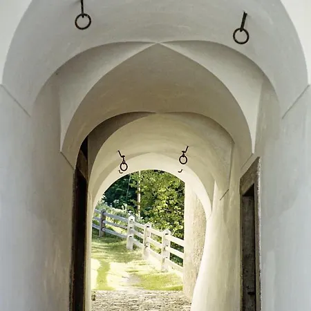 Weiss Kreuz מלון